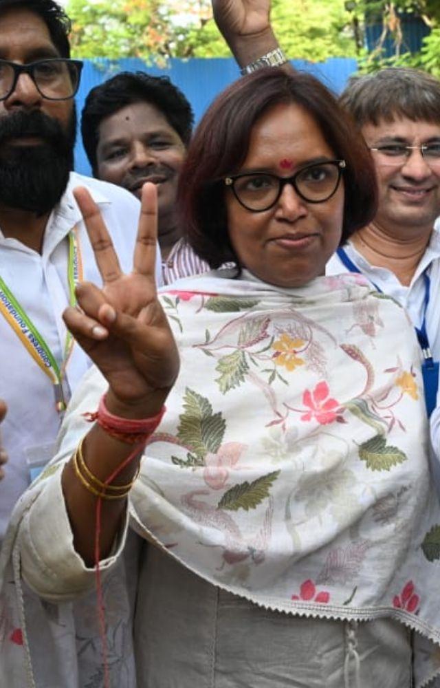 Amol Kirtikar contesting from Mumbai North is leading by a tight margin of 3011 votes; he`s been fielded against Ravindra Waikar. 
