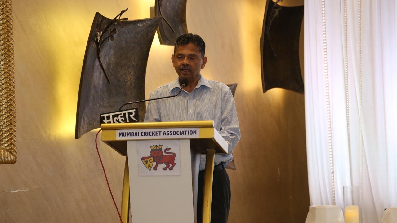 Former MCA secretary Prof Ratnakar Shetty paying tribute to the late Amol Kale. Pic/Mumbai Cricket Association