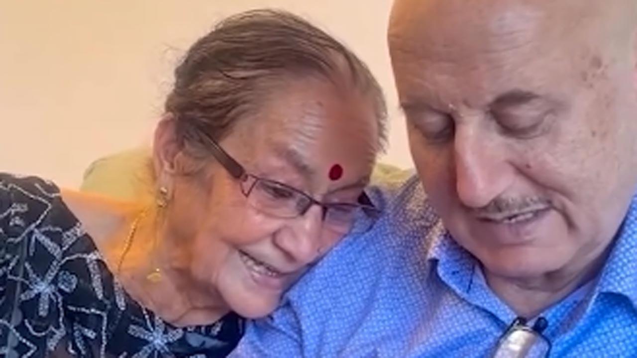 Anupam Kher celebrates his mother Dulari in special way