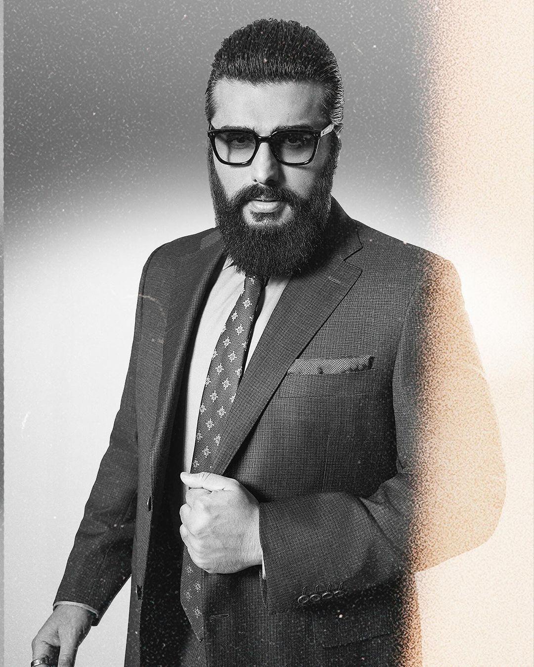 Always one to keep it classy, Arjun Kapoor gracefully sports a suit with a simple tie.