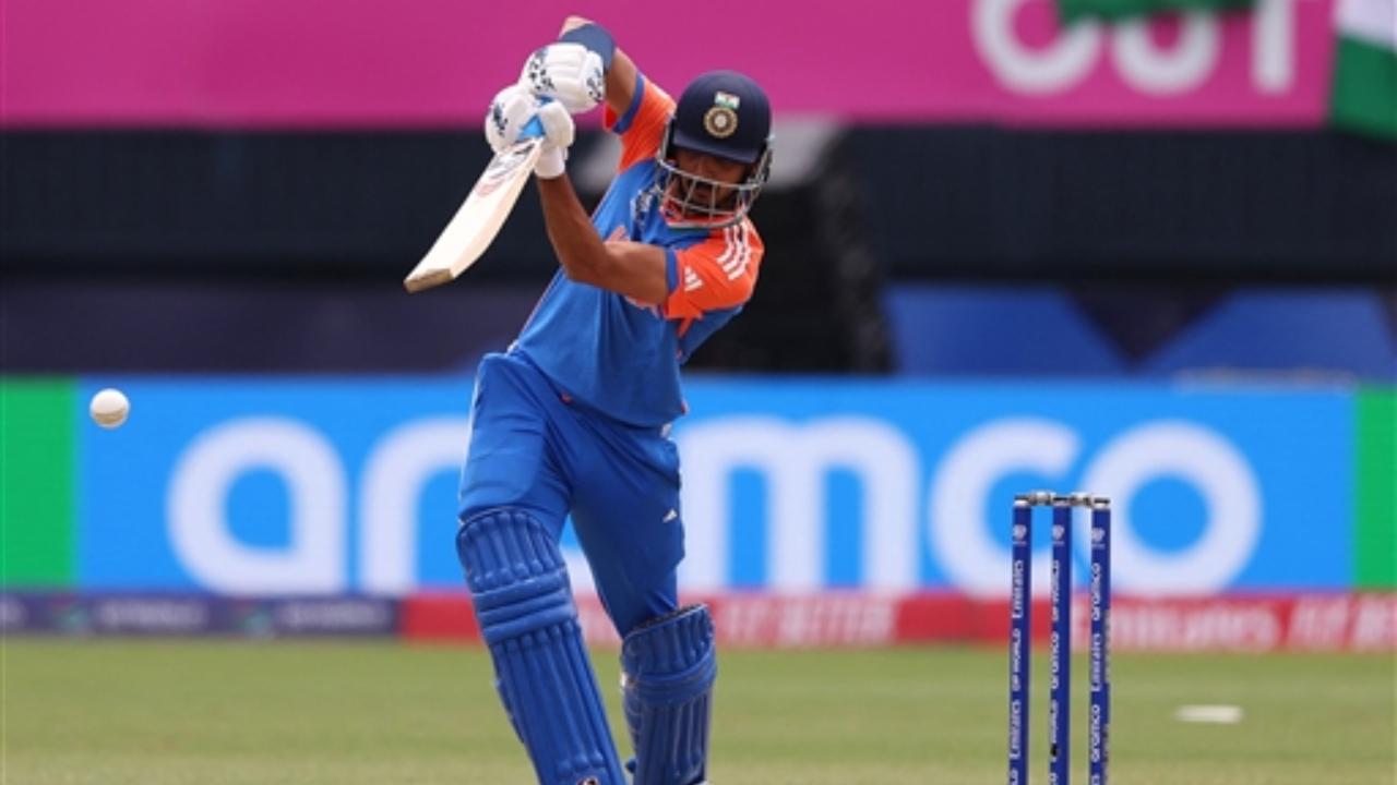 Axar Patel was the man who shouldered Pant during the innings built-up. Patel in his 18-ball knock accumulated 20 runs including 2 fours and 1 six. With this, the 