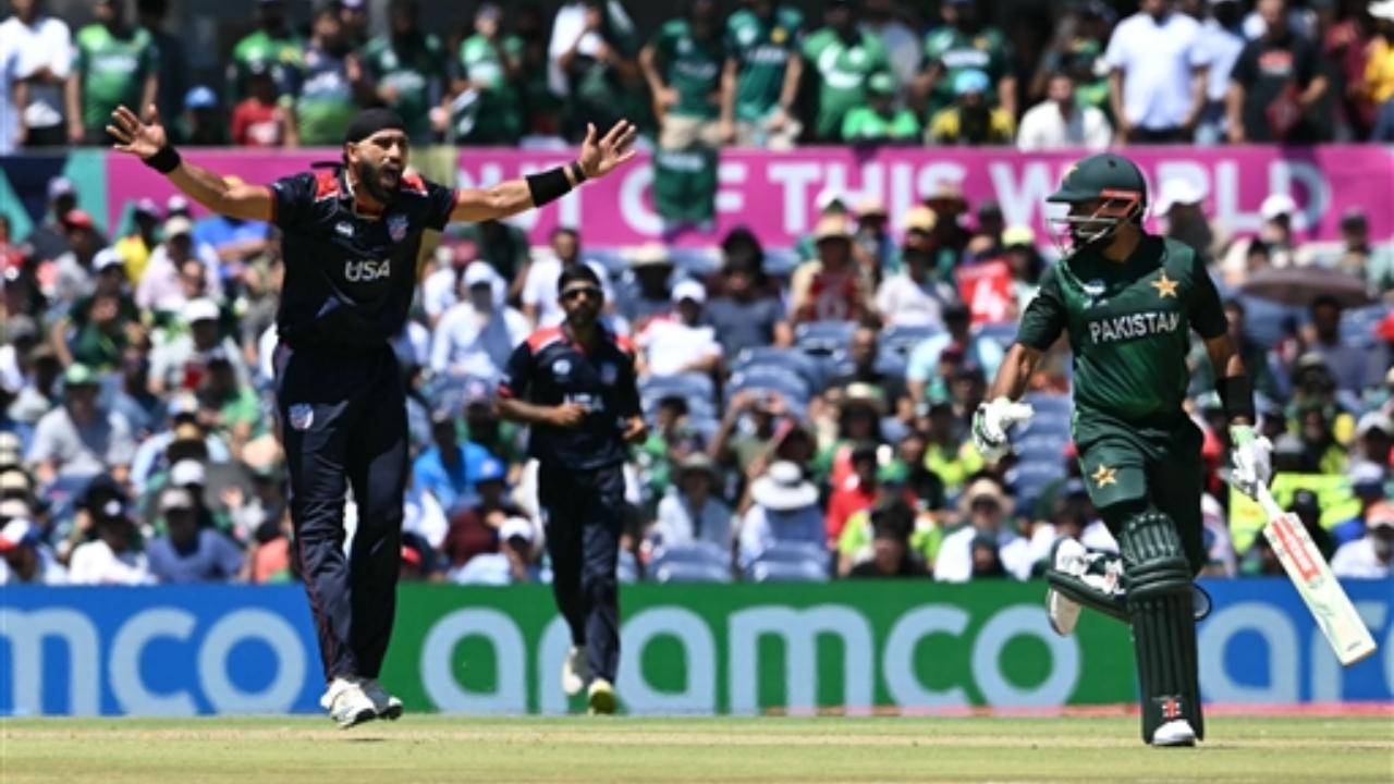 Having won the toss, the USA elected to bowl first. Despite losing the early wicket of the opening batsman Mohammad Rizwan, Pakistan skipper Babar Azam scored 44 runs off 43 deliveries including 3 fours and 2 sixes
