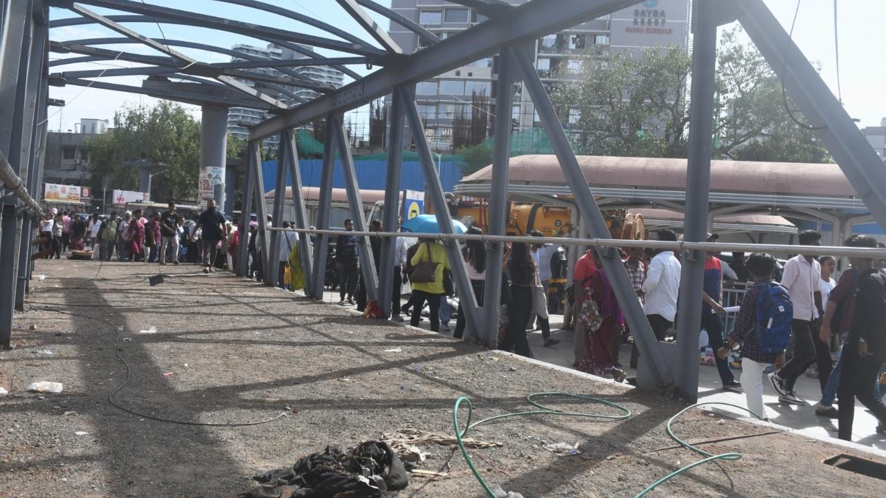 However, the dismantled part of the skywalk remains on the footpath outside Bandra Station (West) blocking the area and creating hinderance