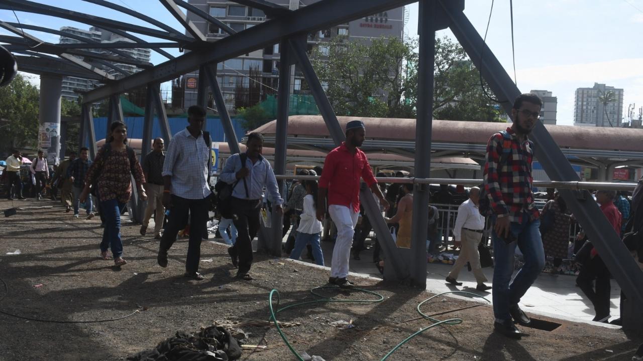 While the safety cover at the sides of the skywalk was removed, the pillars, the walkway and the metal bars around it remained