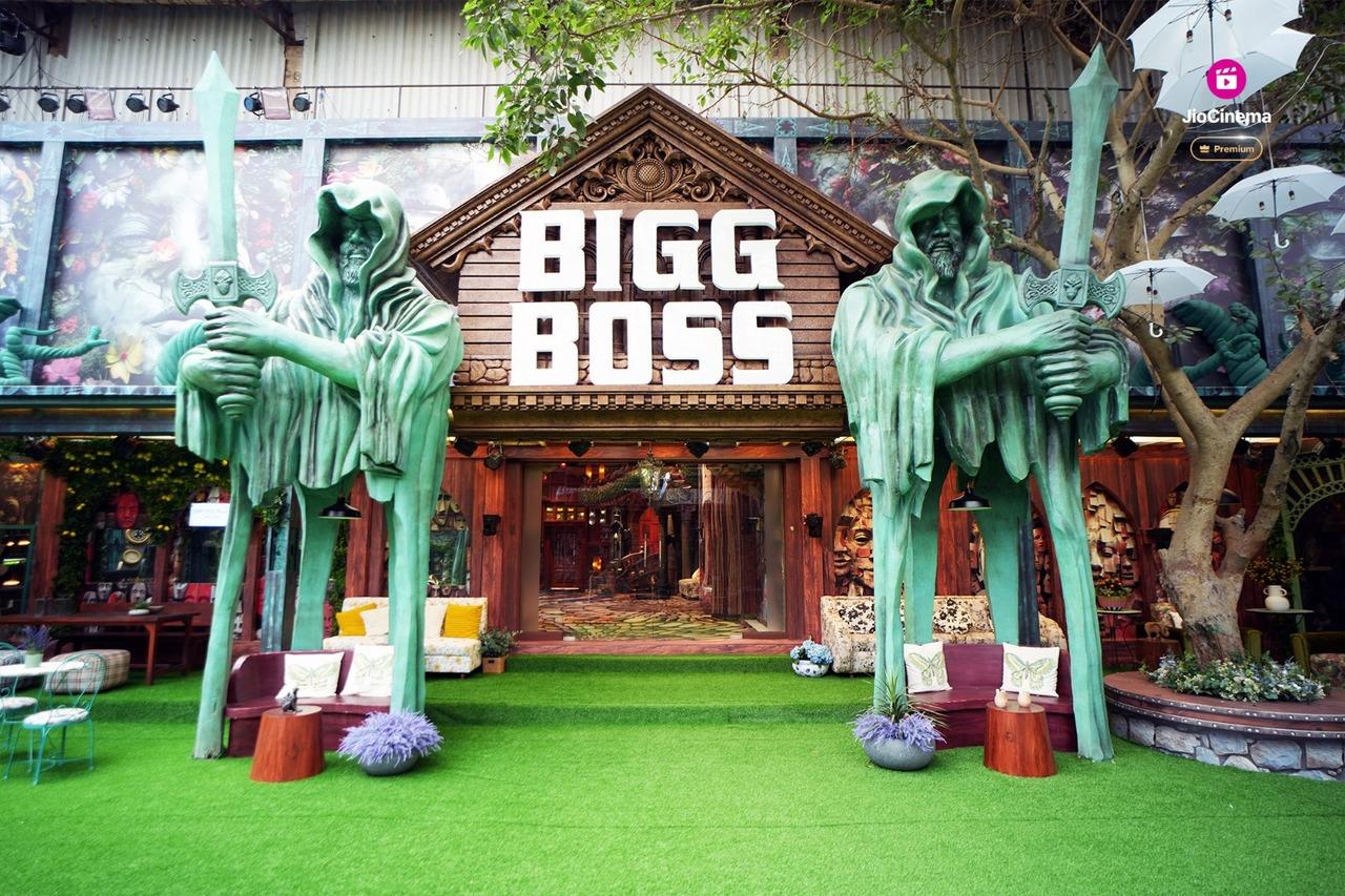 At the entrance, two huge anonymous statues guarding the house welcome the housemates. Dragons, with their majestic presence, guard the premises, while two-sided walls showcase different faces on each side, adding to the house's illusionary charm. The theme of locks and keys weaves through the décor in the entire house. 