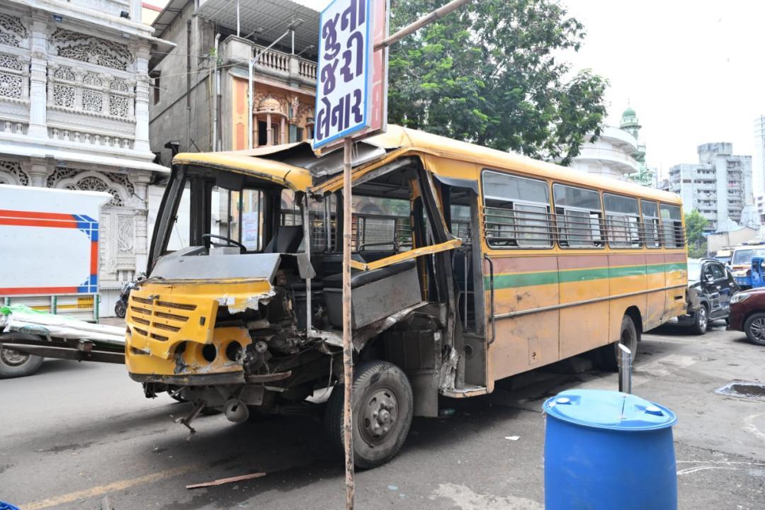Mumbai: Two kids, cleaner injured in school bus accident on JJ flyover; driver held