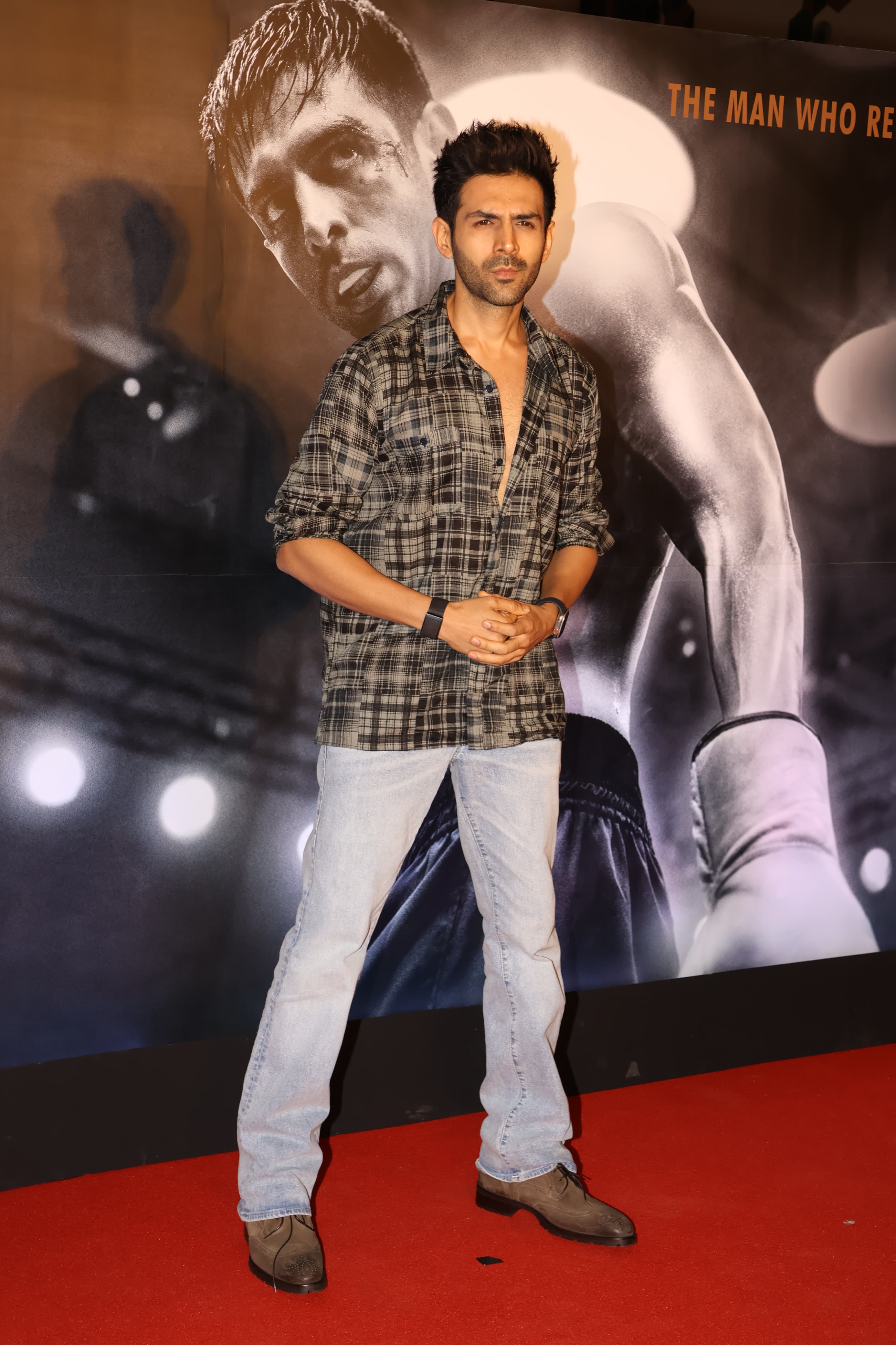 The actor served his signature pose to the photographers present at the event 