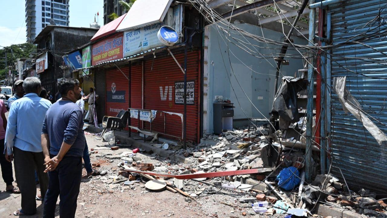 The presence of a leaking LPG cylinder led to the ignition and subsequent explosion, triggered a blaze in the vicinity.