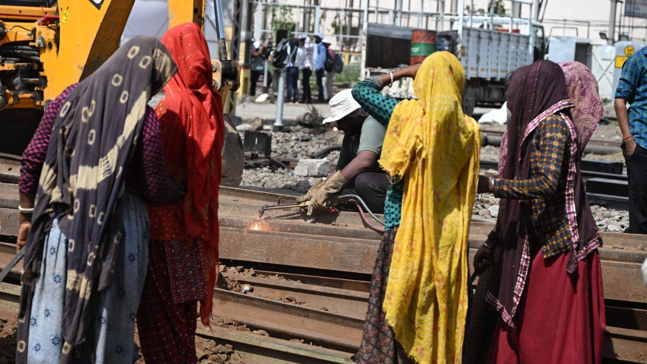 Earlier this week, Central Railway formally announced the cancellation of a whopping 930 local train services; while several mail-express were short-terminated and short-originated from various stations such as Wadala, Dadar, Thane, Pune, Panvel, and Nashik. 