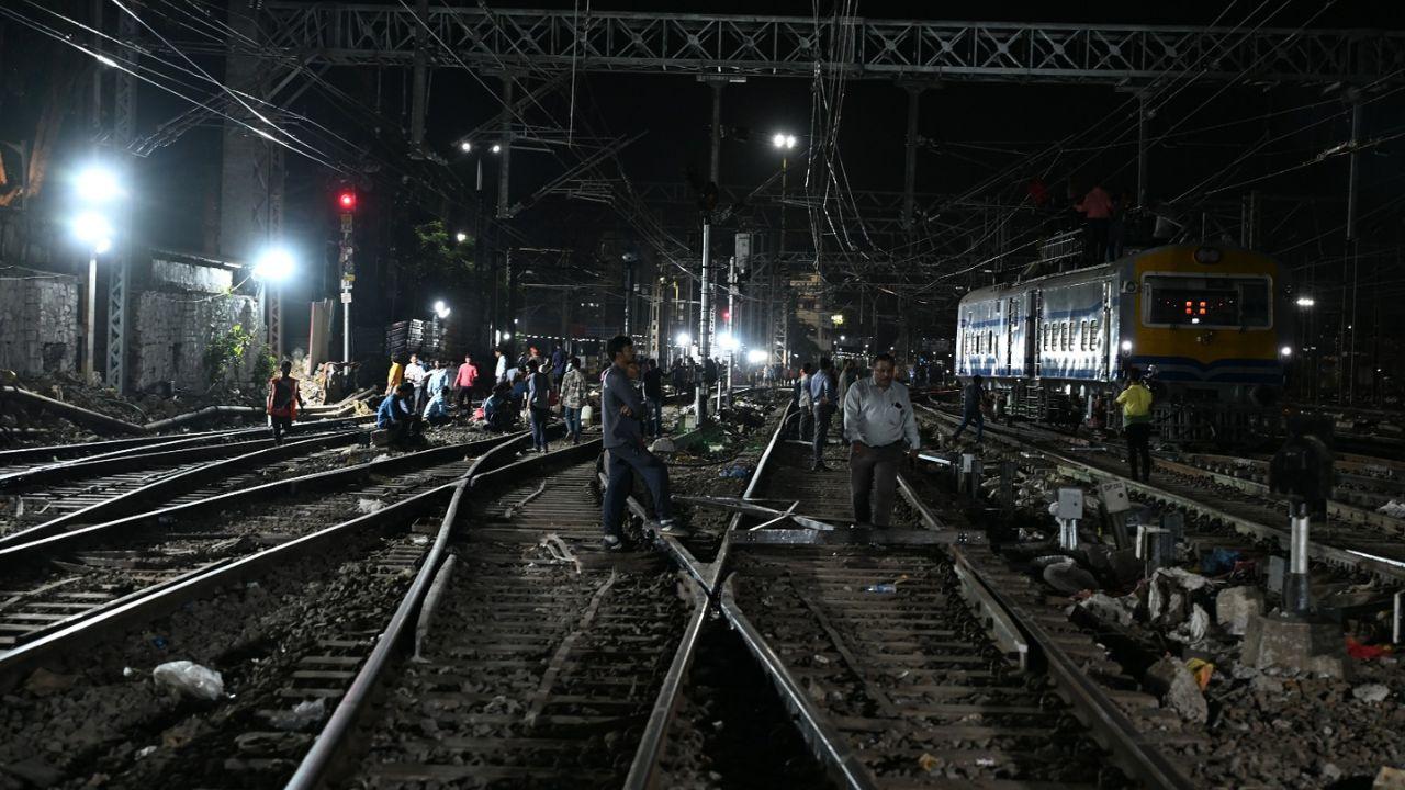 The placement of RCC BOX at Platform 5 was successfully completed, demonstrating efficient progress in the project. Machinery and materials were swiftly mobilised, ensuring seamless workflow and minimal disruption to railway operations.