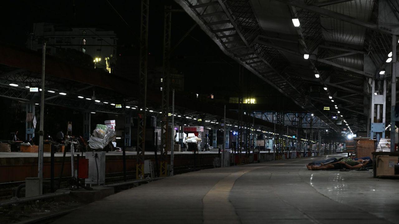 A 63-hour Special Block has been initiated at Thane station for the widening of Platforms 5 & 6. This step is vital for facilitating the installation of escalators and widening of foot-over-bridges (FOB) stairways to enhance passenger convenience and accessibility.
