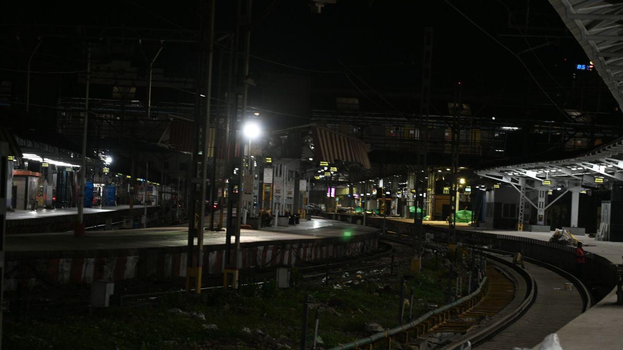 A dedicated team of 350 labourers, including officers and supervisors, is working round the clock to ensure the timely completion of the infrastructure upgrade works at Thane station.