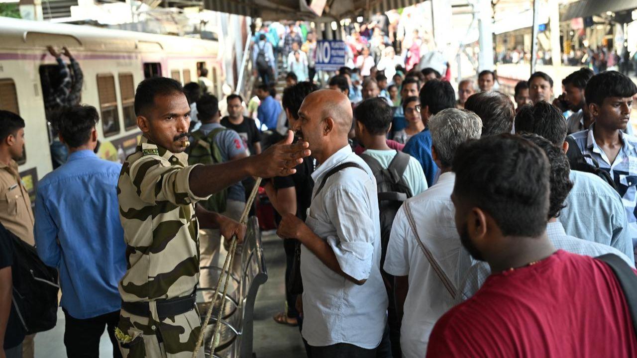 At Thane station, block was undertaken for widening of the Platforms 5 & 6. This will facilitate in installation of escalators and widening of foot-over-bridges (FOB).