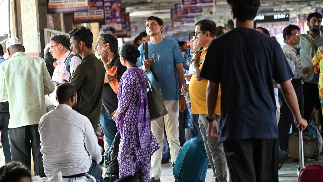 Simultaneously, a 36-hour Special Block is underway at CSMT station for non-interlocking work in connection with the extension of Platforms 10 & 11.
