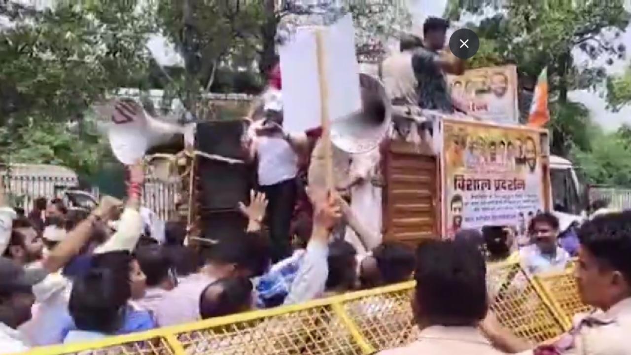 The police used water cannons to disperse the people protesting the prevailing water crisis in the national capital