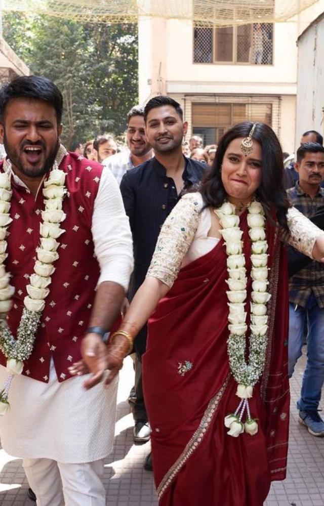 Swara Bhasker married Fahad Ahmad by wearing her mother`s 40-year-old bridal saree.
