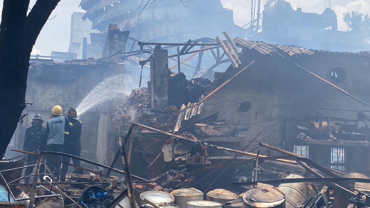 On Wednesday morning, a fire erupted at a closed chemical factory in the Dombivli area of Thane district.  Pics/ Shadab Khan