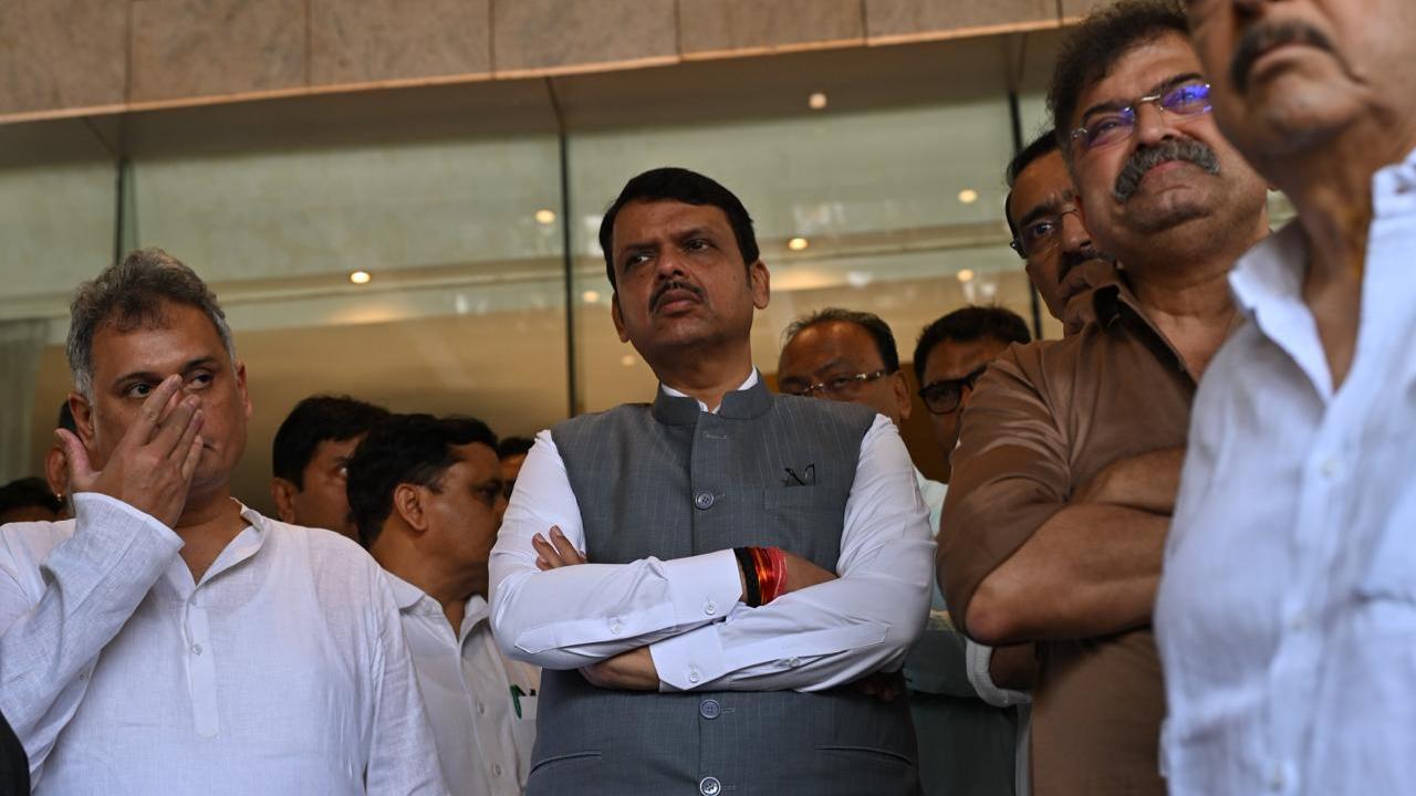 Deputy Chief Minister Devendra Fadnavis and Deputy leader of NCP Jitendra Awhad also made their appearances at the Stadium for the final rites of the MCA president