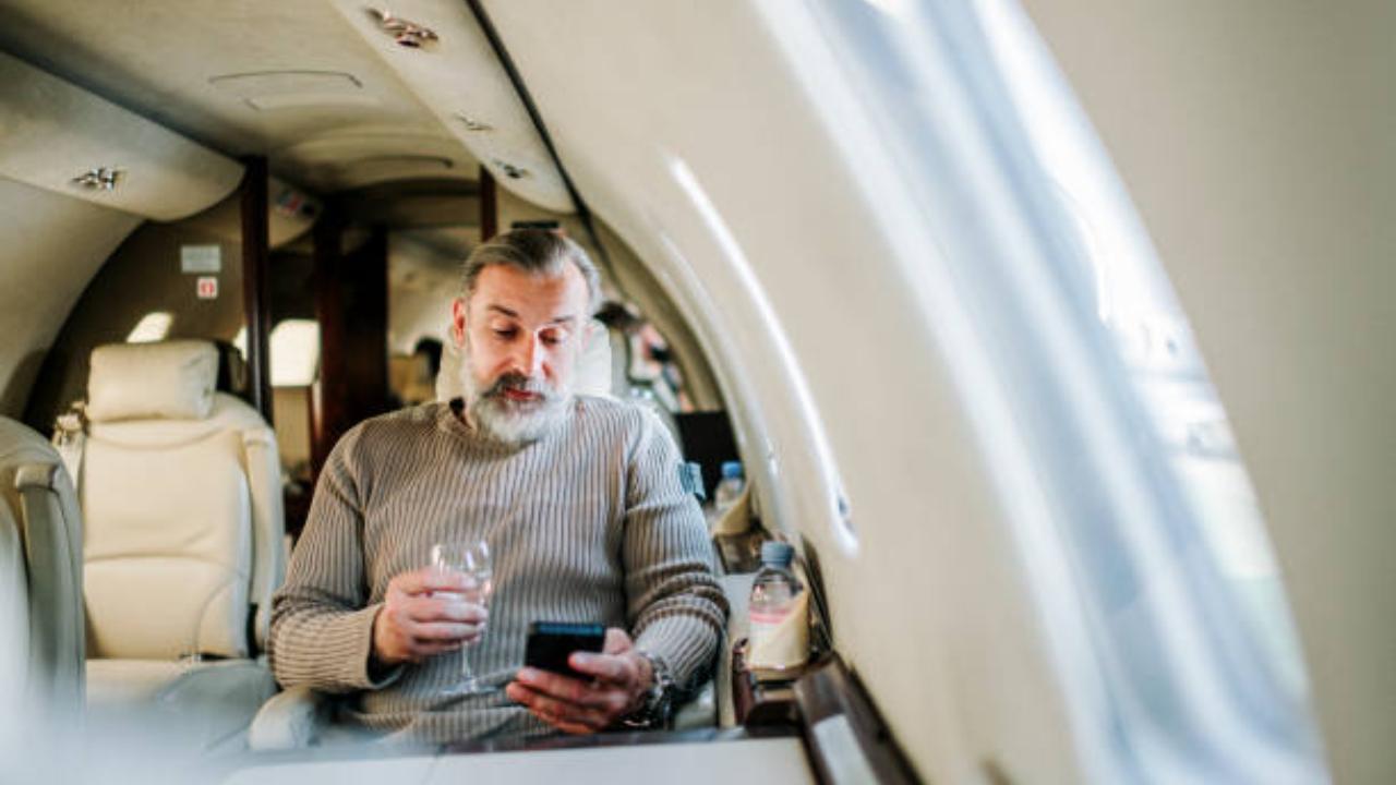 Study shows alcohol on long-haul flights may harm your heart