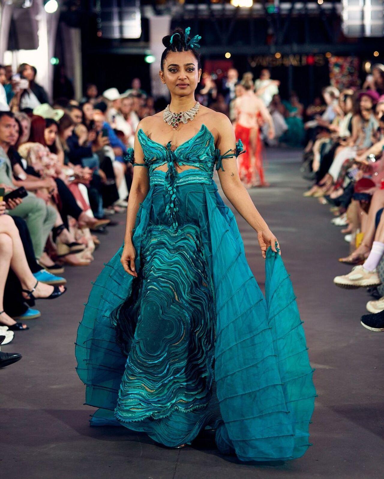 With Satori, Vaishali S once again demonstrated her deep love and passion for classic Indian hand weaves. She took her guests through India’s rich sartorial heritage, breathing new life into traditional textiles.