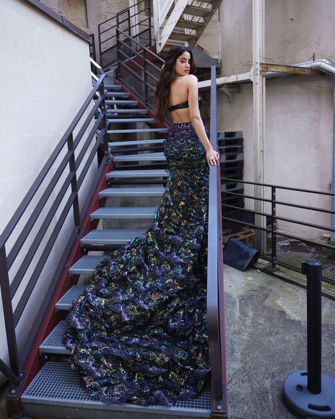 Janhvi's outfit was nothing short of spectacular, featuring a mermaid-style skirt with a dramatic train, paired with an intricately embellished bustier. 