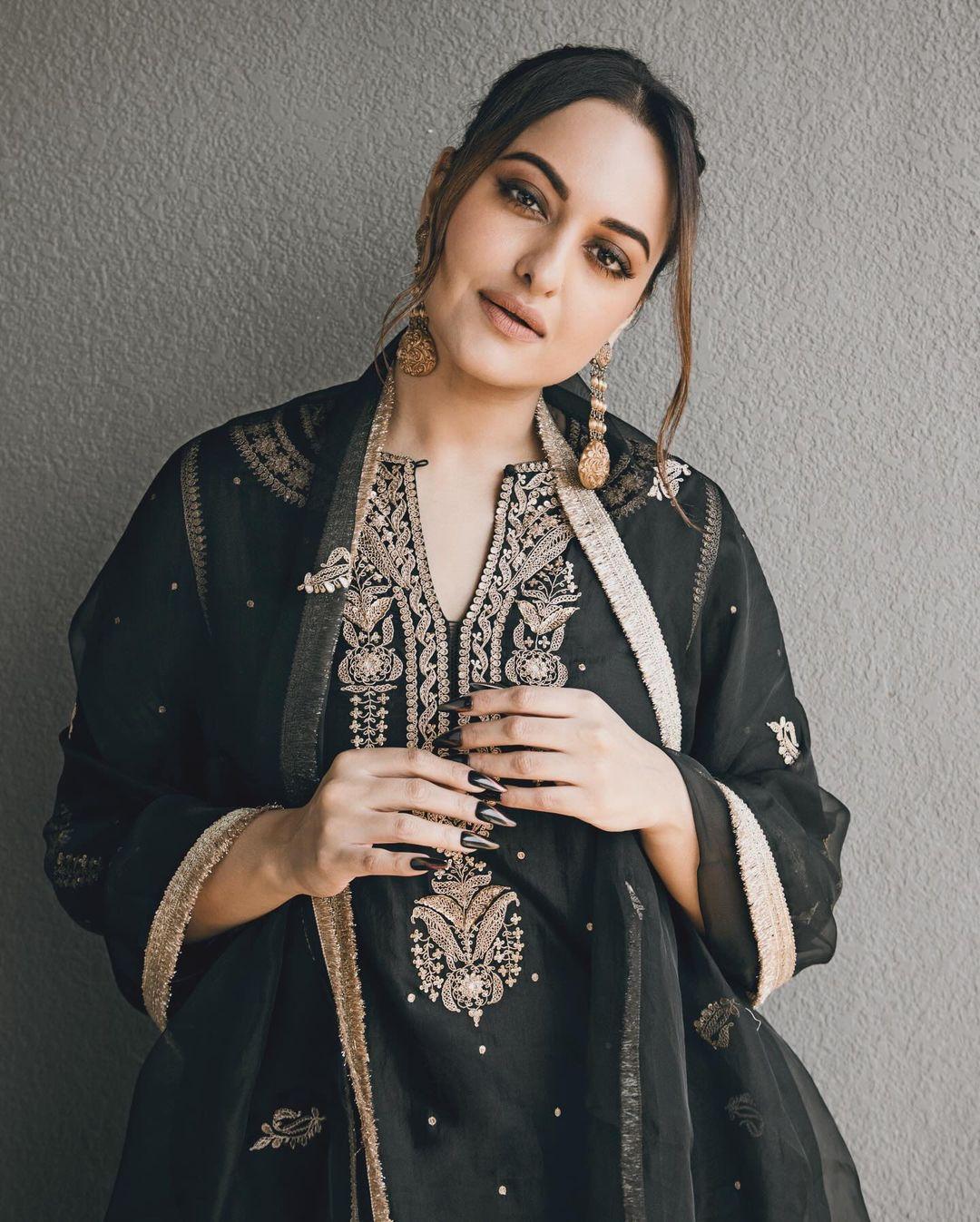 Sonakshi ditched multiple jewellery pieces and wore long golden earrings. A pair of silver juttis and a golden potli bag made her shine like a queen