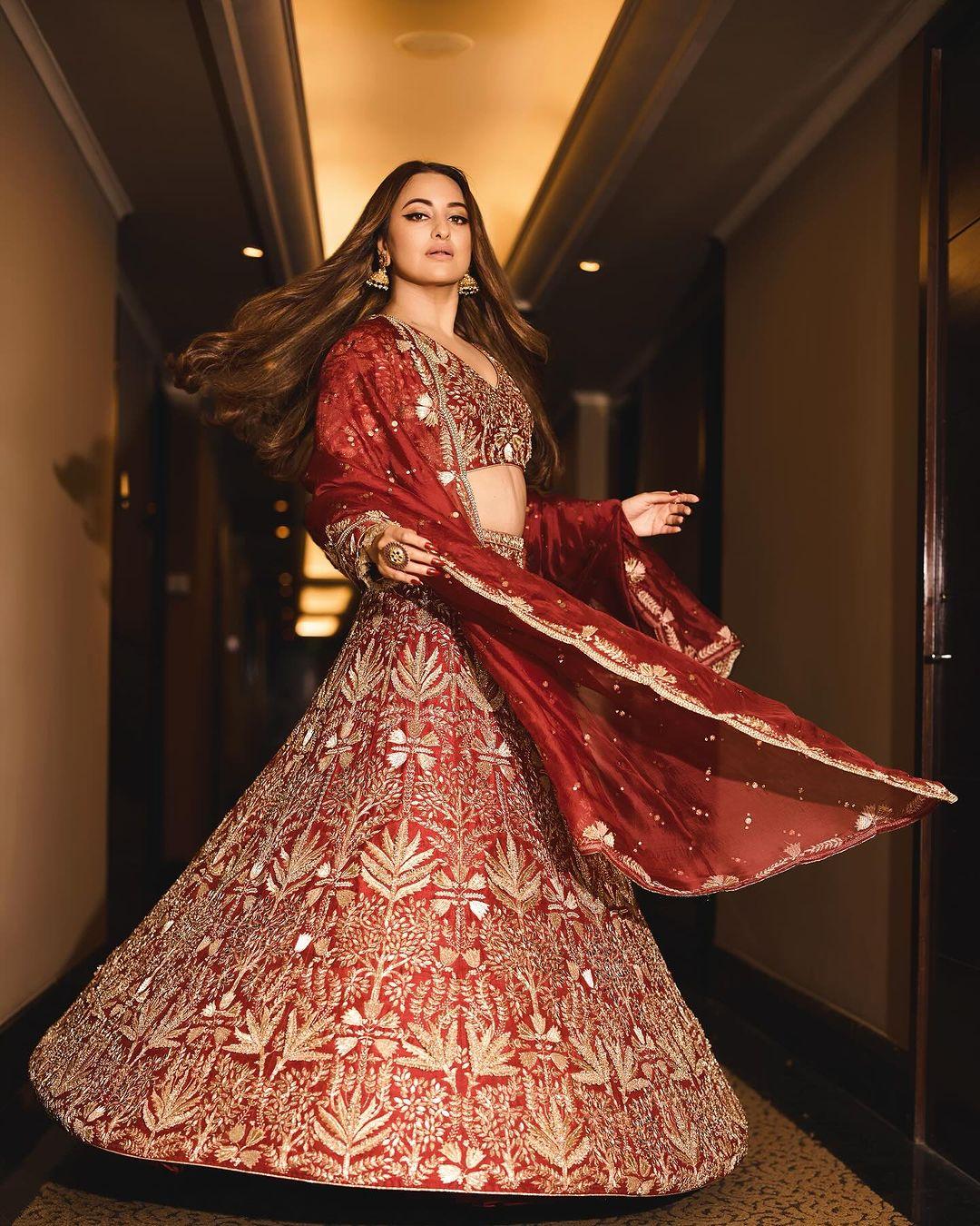 In this look, Sona wore a stunning, heavily embroidered red lehenga paired with a matching blouse and a relatively plain dupatta.
