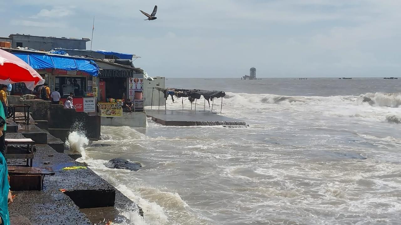 As per the forecast by the department, thunderstorms and heavy rainfall can be expected with gusty winds blowing at the rate of 40 to 50 kilometres per hour in both Thane and Mumbai