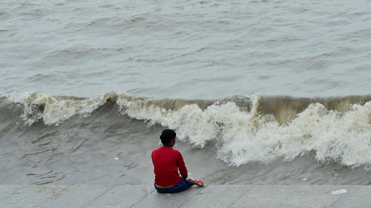The weather department, per the Mumbai weather update, had predicted that the maximum temperature in the city is likely to settle at 31 degrees Celsius and the minimum temperature will be recorded at 25 degrees Celsius.