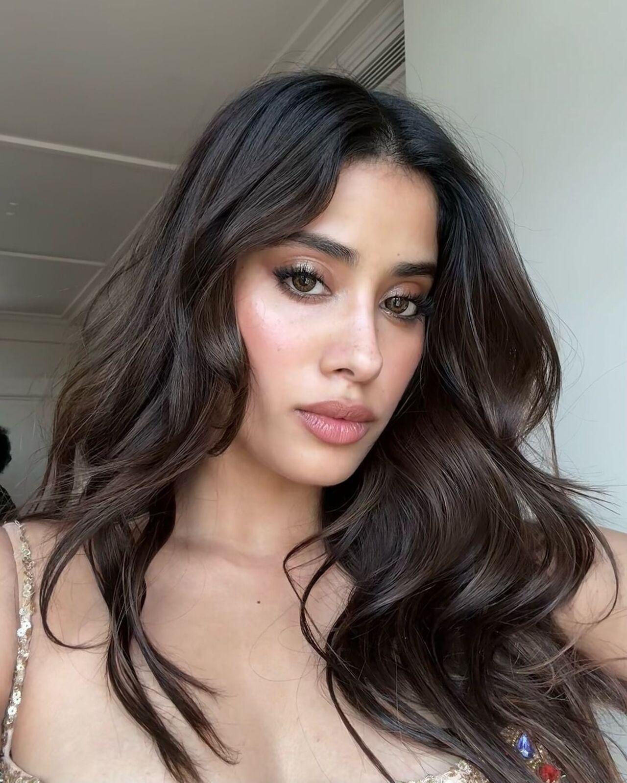 She also shared closer pictures of her glam look she donned during her trip