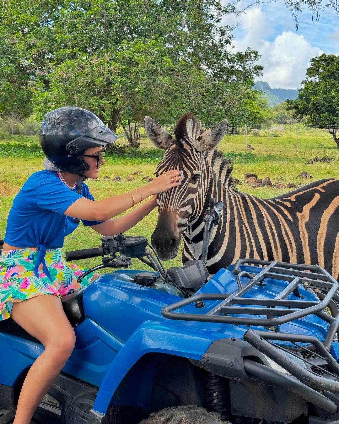 Jasmin also got to pet a zebra and shared a phot oof the sweet moment with her fans