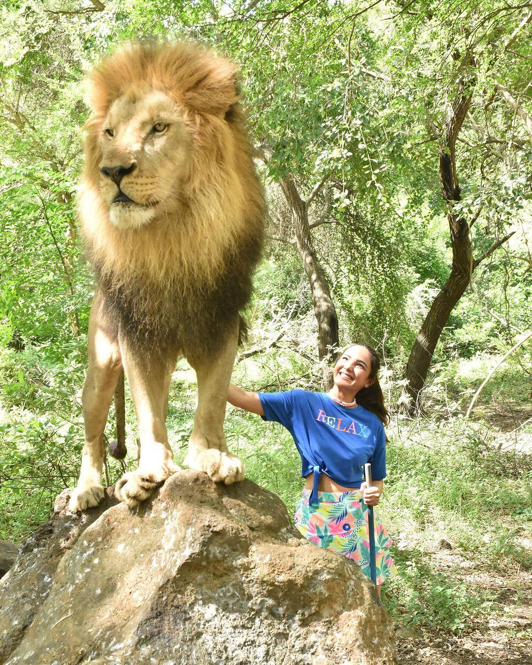 Jasmin shared photos of her walking with as well as petting a lion