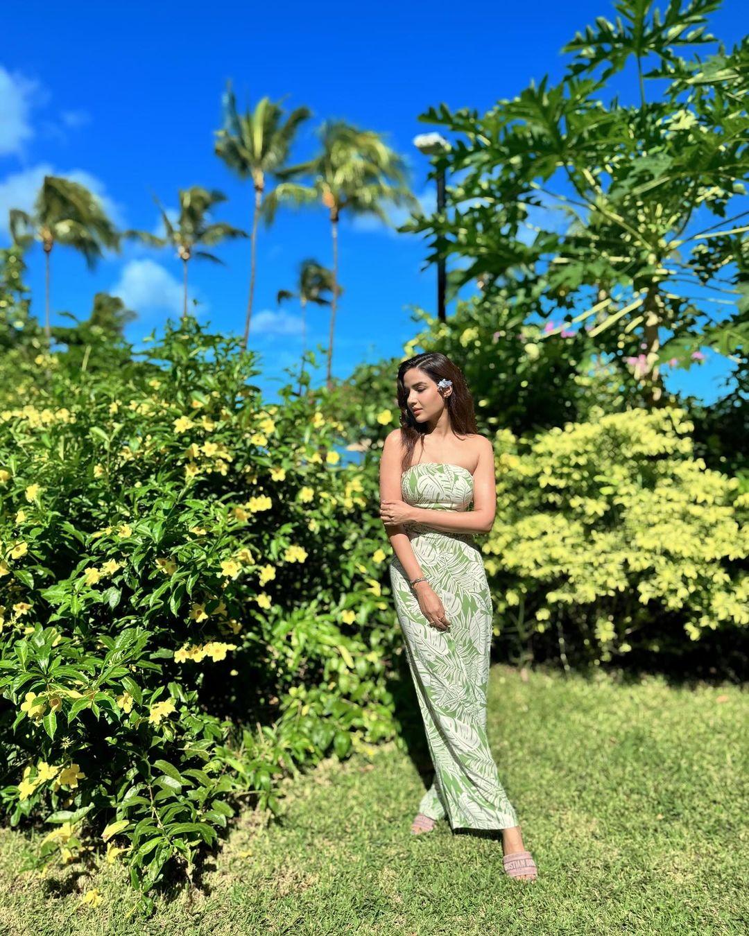 Matching the greenery all around, Jasmin posed in the pretty green dress in Mauritius