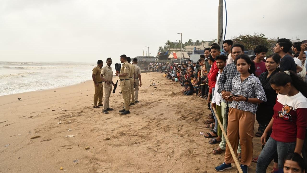 Meanwhile, the police patrolled the beach to ensure that visitors did not cross the rope barrier during the high tide