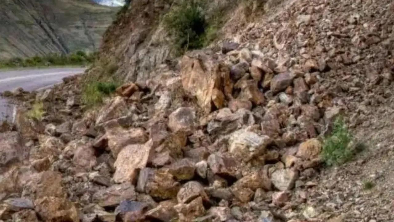 Jammu: rain-triggered massive landslide blocks Kishtwar-Paddar road
