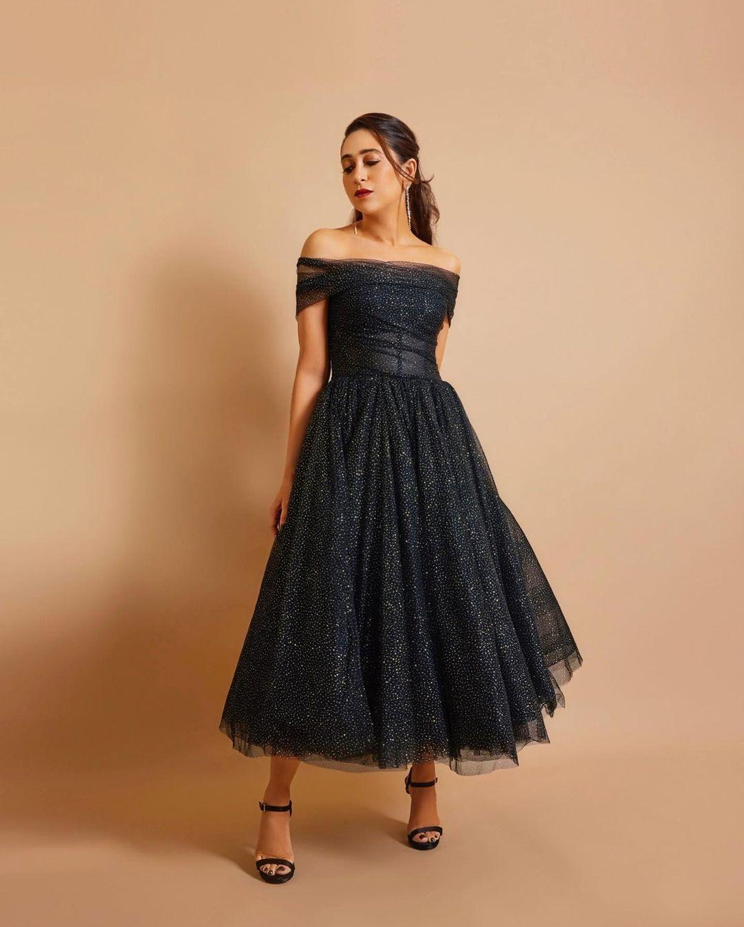 The off-shoulder design highlighted her well-defined shoulders, and the tulle skirt gave her a dreamy look. 