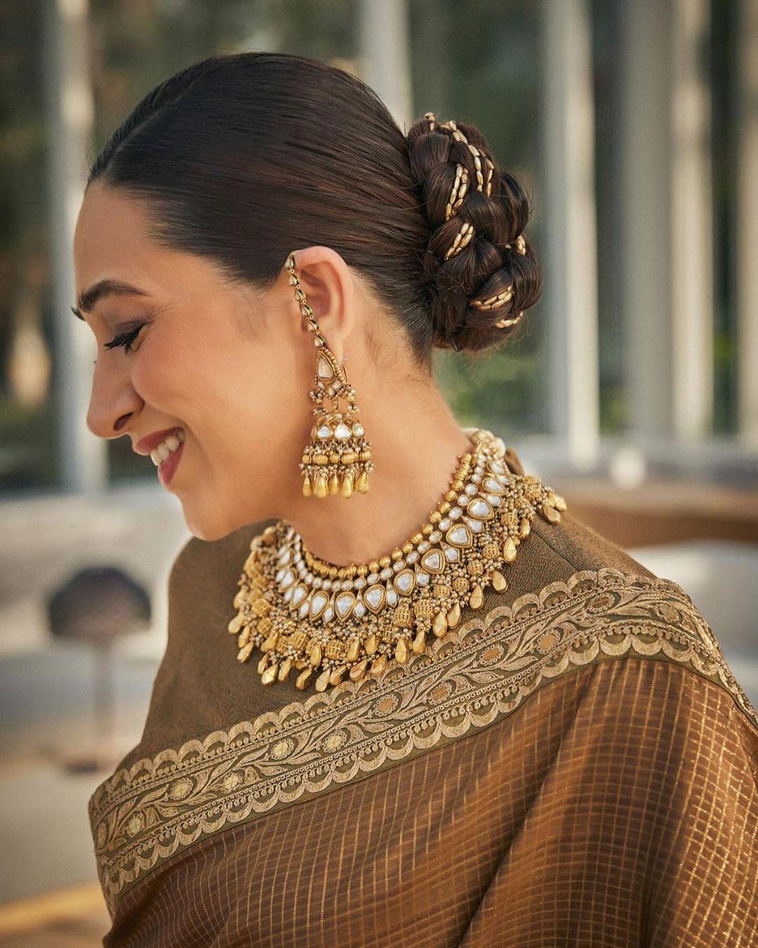 She looked incredibly elegant in the beautiful Sabyasachi Mukherjee saree designed just for her. The classy saree made an impression without being over-the-top.