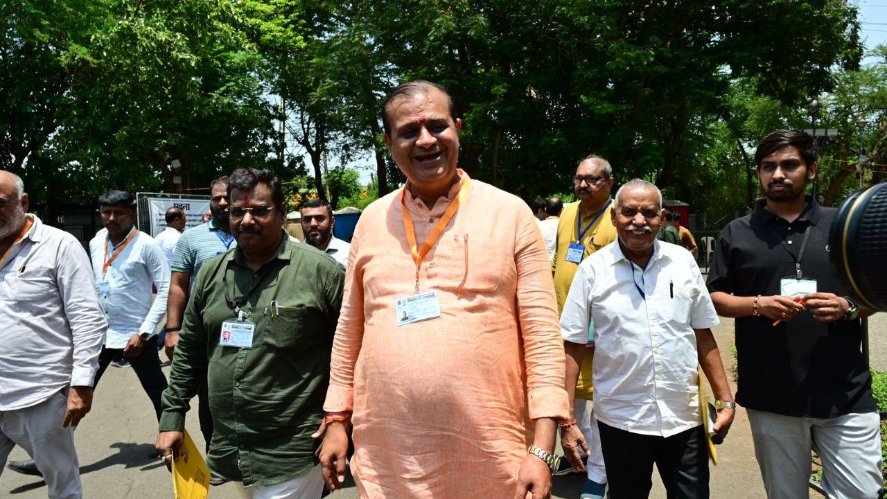 <p>Gopal Shetty, Goyal`s predecessor, was also spotted outside the NESCO centre on Tuesday evening.&nbsp;</p>