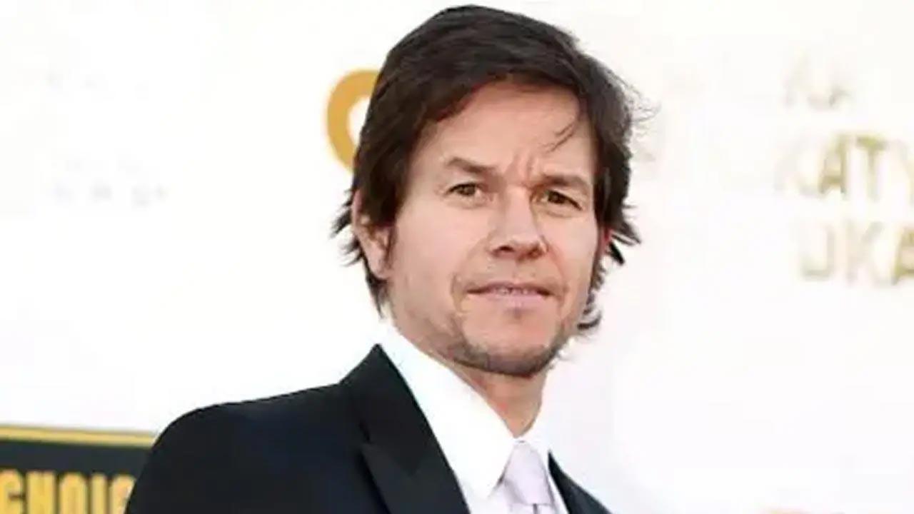 Mark Wahlberg takes on dark role in Mel Gibson's thriller 'Flight Risk'