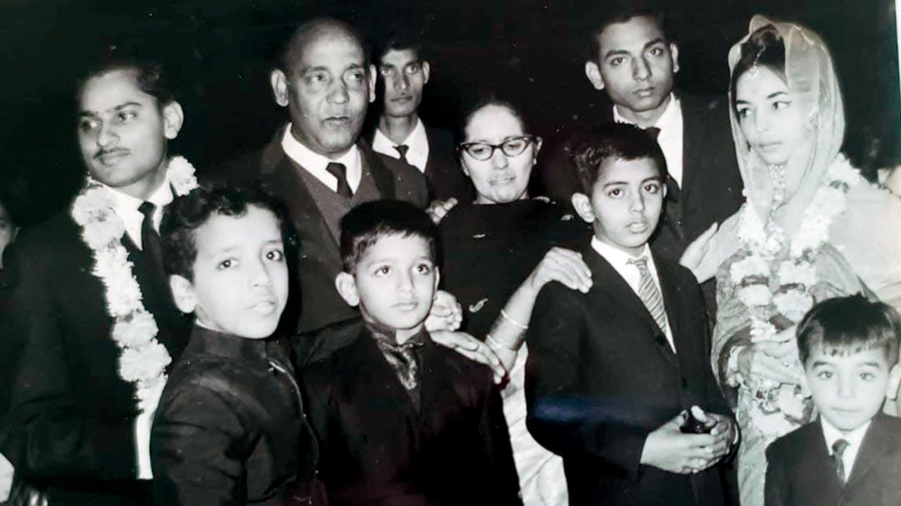 Rajinder Krishen with wife Savitri and family at their daughter’s wedding
