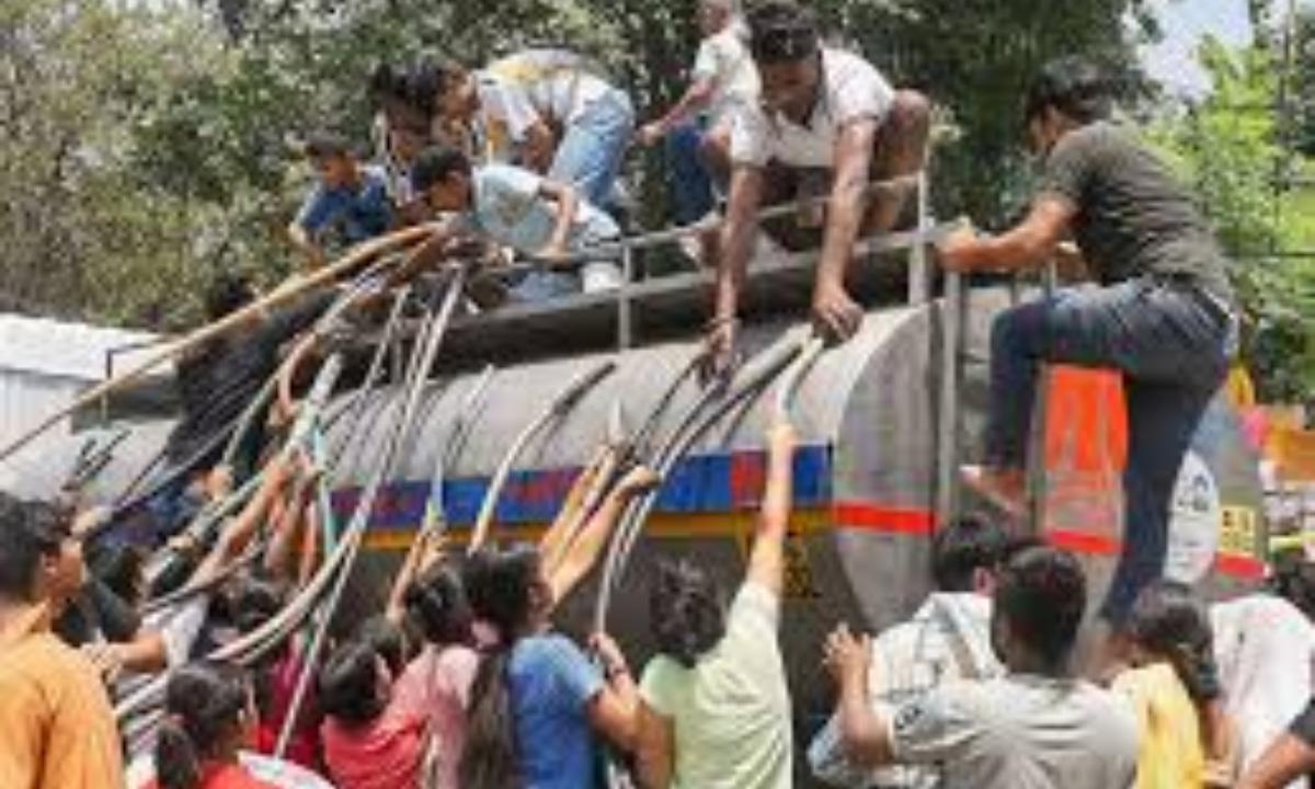 Delhi: People wait hours in queue amidst the water shortage struggle