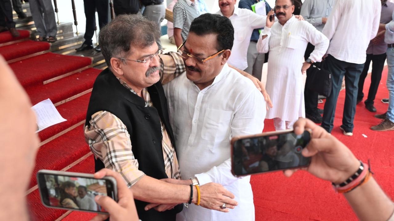 Meanwhile, Deputy Leader of the Opposition Jitendra Awhad and Aurangabad West MLA Sanjay Shirsat were seen exchanging pleasantaries after the session