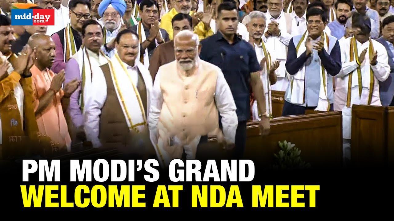 nda members give a rousing welcome to pm modi at samvidhan sadan at nda meeting