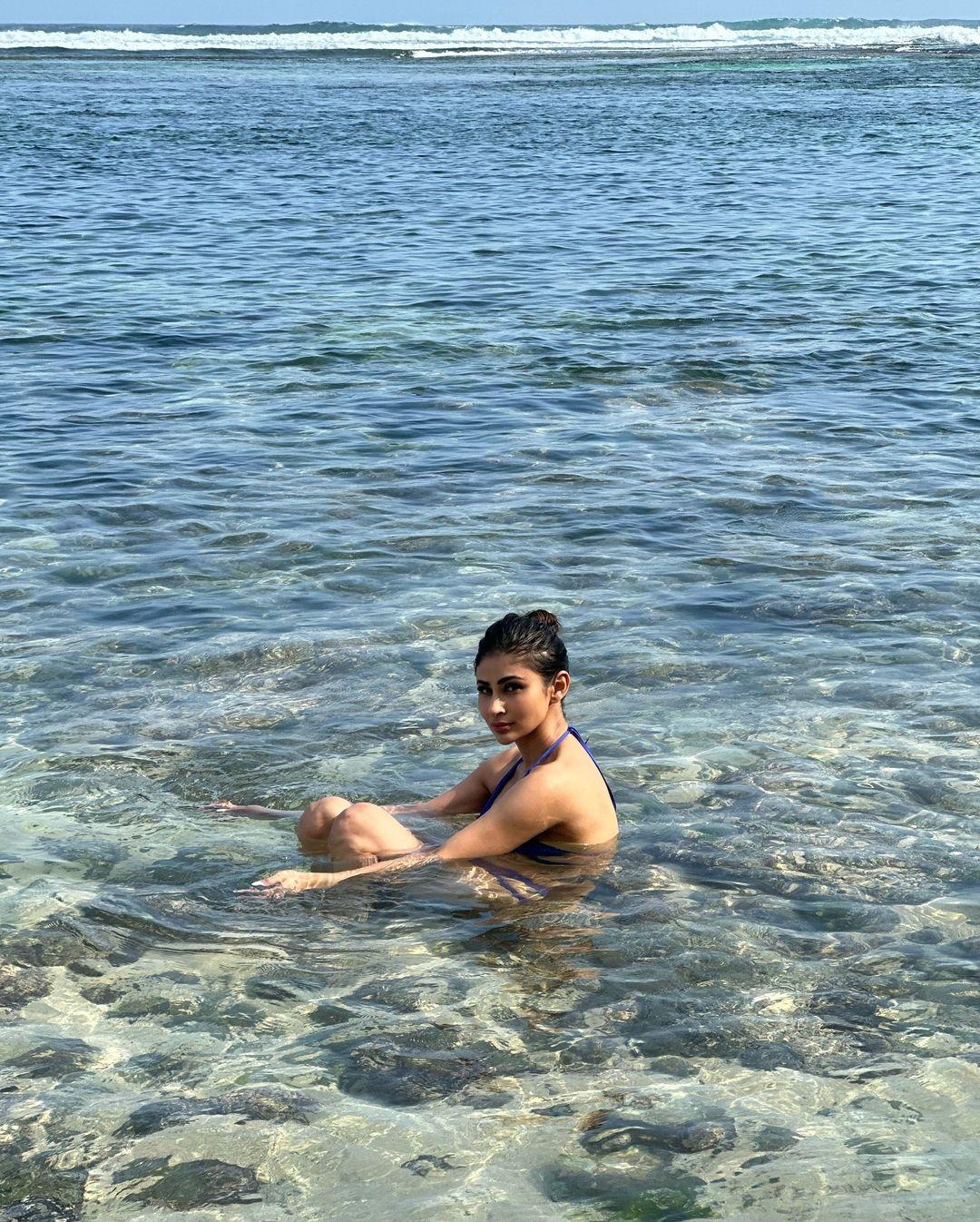 She looks stunning in a blue bikini, which she paired with a light blue printed t-shirt worn over it.