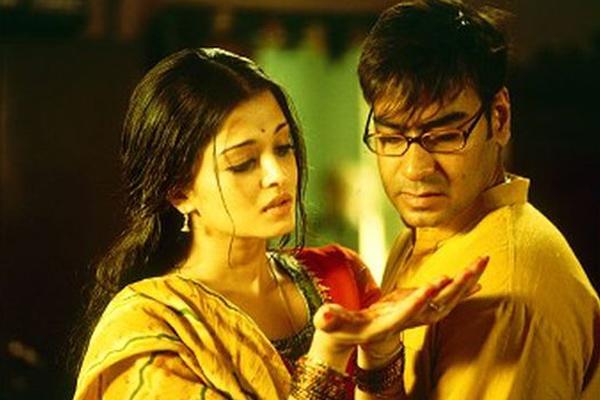 He decides to visit his former fiancée, played by Aishwarya Rai Bachchan, who had left him for a prosperous businessman. He discovers that circumstances have drastically changed since their last meeting, and Aishwarya now lives in poverty. On a rainy night, they light a candle and reminisce about the life they could have had together.