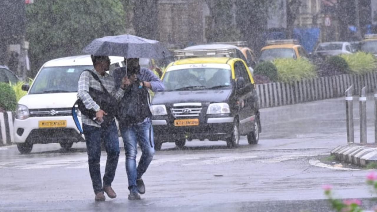 Mumbai received moderate to heavy rainfall on Friday. Pics/Sameer Abedi