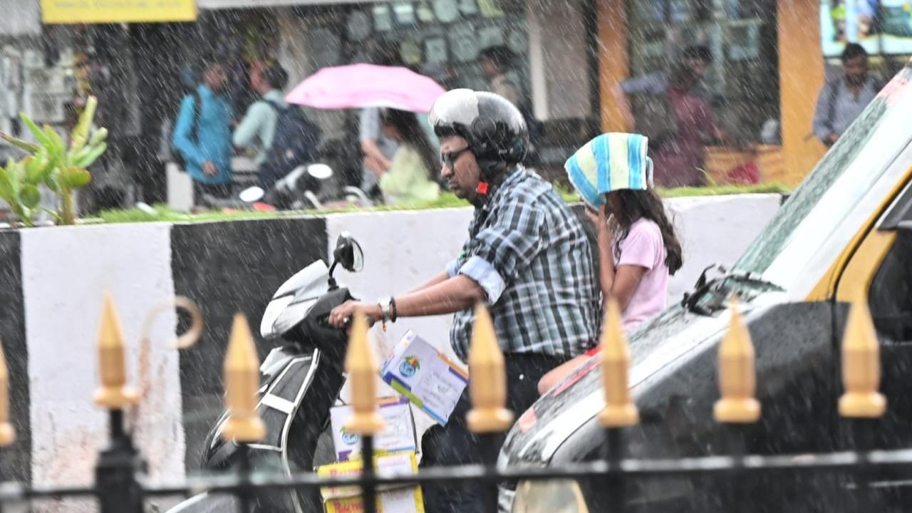 The weather department had predicted light to moderate rainfall in city on Friday. Pics/Sameer Abedi