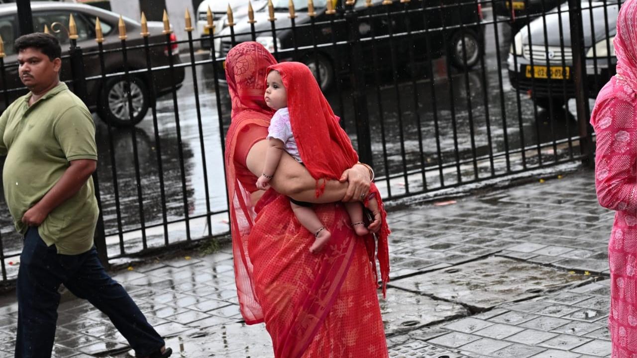 After a two-day lull, it rained in most parts of Mumbai on Friday morning, bringing relief to citizens from the hot and humid weather
