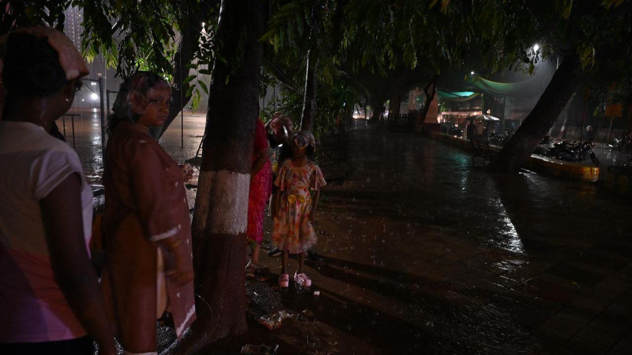 According to the India Meteorological Department (IMD), Mumbai can expect thunderstorms accompanied by heavy to very heavy rainfall. The probability of this weather occurring is between 51 and 75 percent. Neighbouring areas such as Raigad and Ratnagiri are also likely to experience significant rainfall.