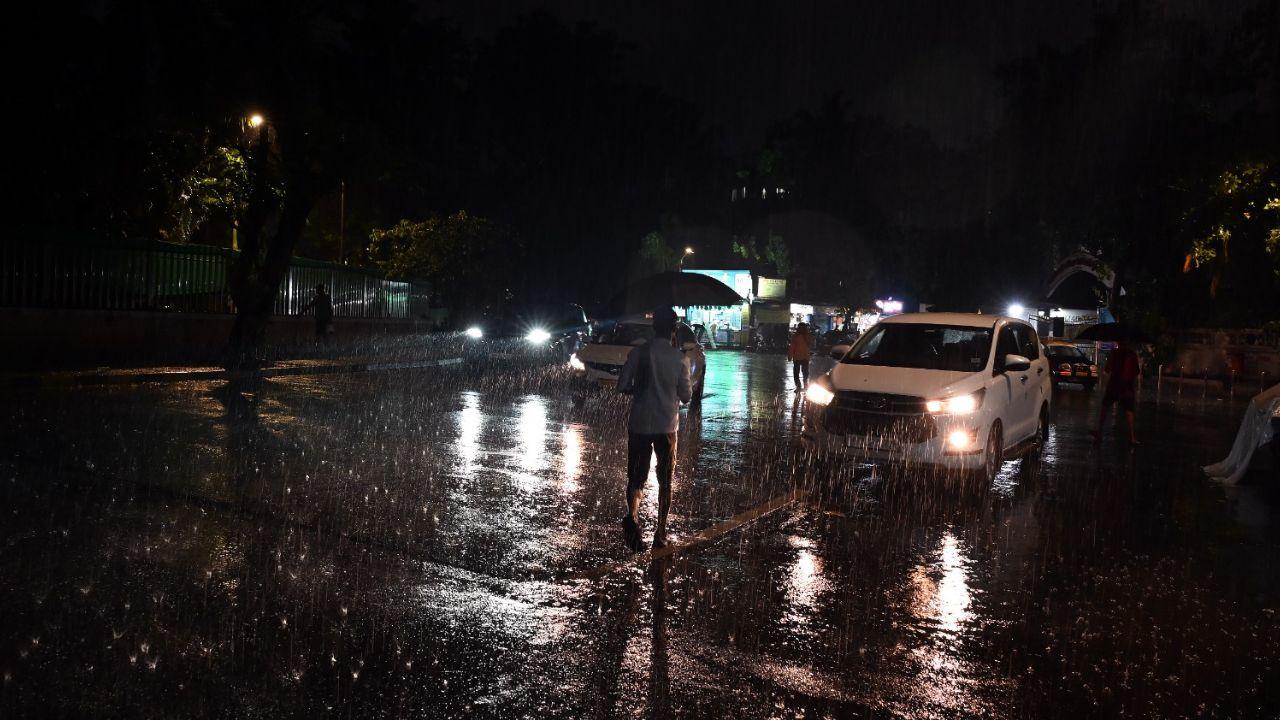 The Colaba observatory, located in south Mumbai, recorded 67 mm of rainfall, while the Santacruz observatory near the Chhatrapati Shivaji Maharaj International Airport recorded 64 mm of rainfall during the same period. This data indicates substantial rain in the city, leading to cooler temperatures.